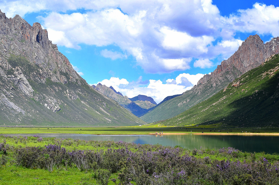 <p>Trekking Into The Sacred Peaks Of Golok - Western China <br></p>